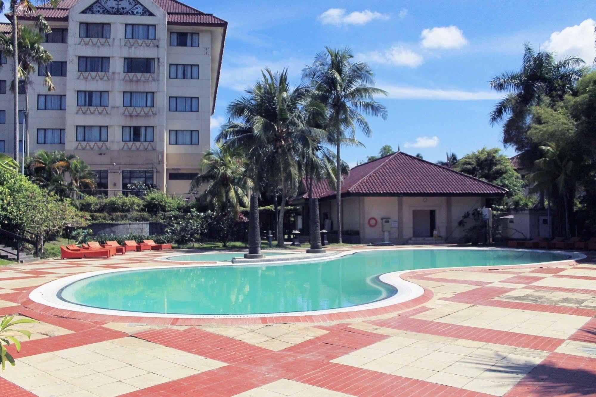 Le Grandeur Hotel Balikpapan Exterior photo